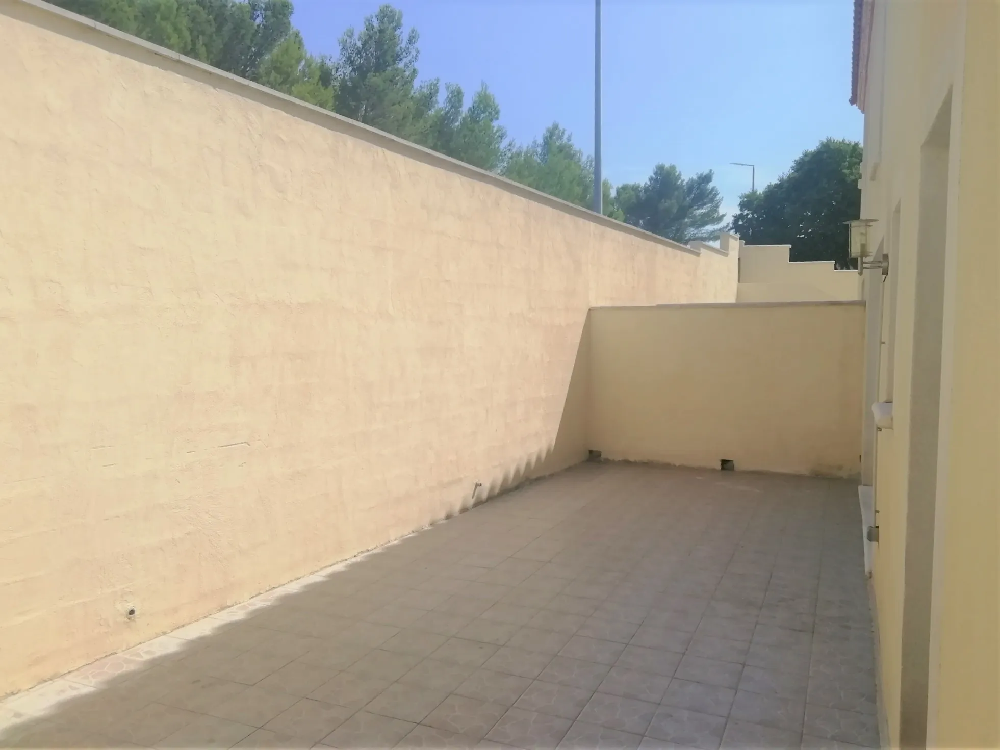 Villa de type 4 avec local commercial à Nîmes - Investissement rentable 