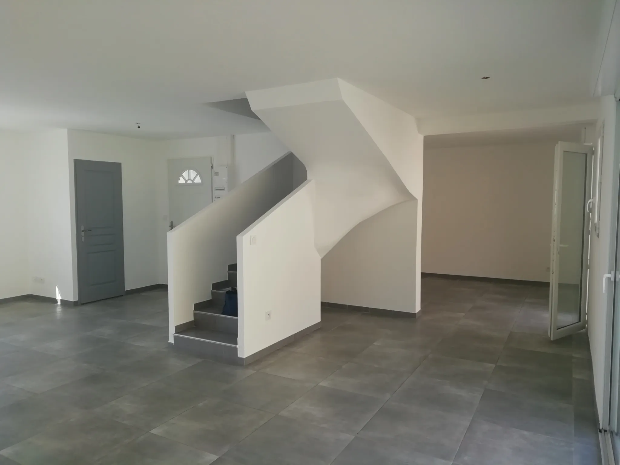 Villa de type 4 avec local commercial à Nîmes - Investissement rentable 