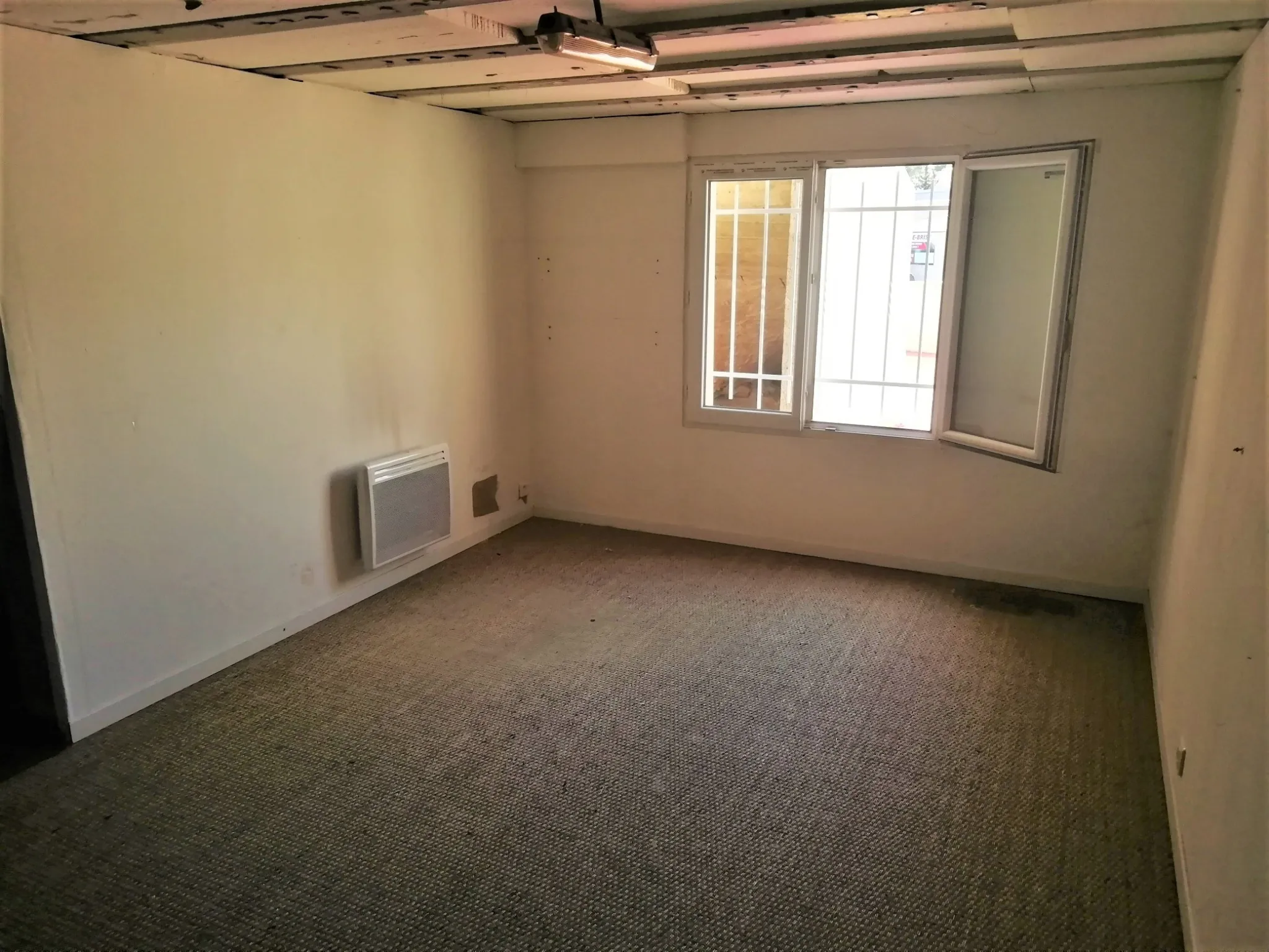 Villa de type 4 avec local commercial à Nîmes - Investissement rentable 