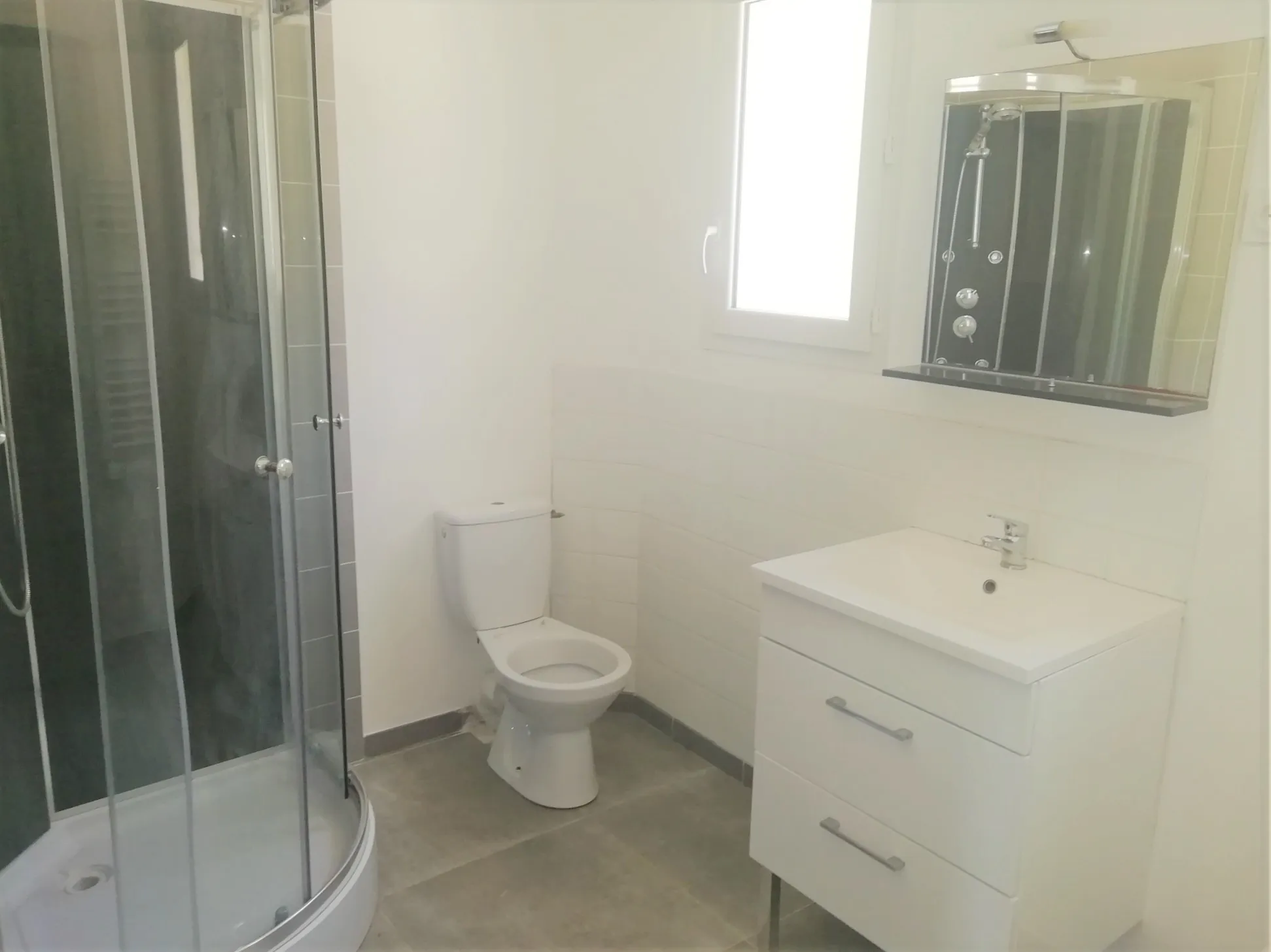 Villa de type 4 avec local commercial à Nîmes - Investissement rentable 