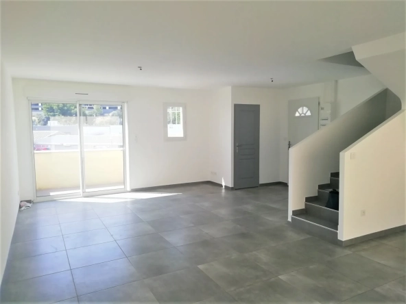 Villa de type 4 avec local commercial à Nîmes - Investissement rentable