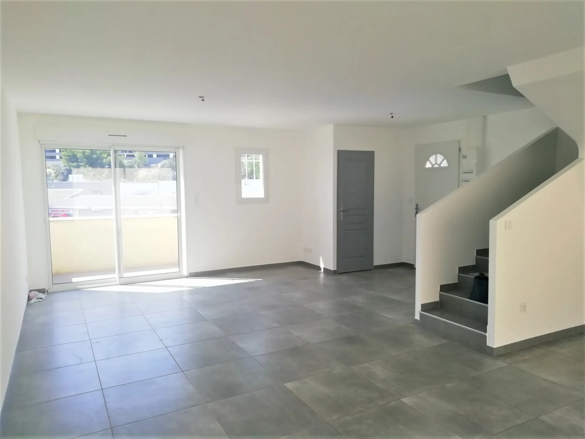 Villa de type 4 avec local commercial à Nîmes - Investissement rentable 