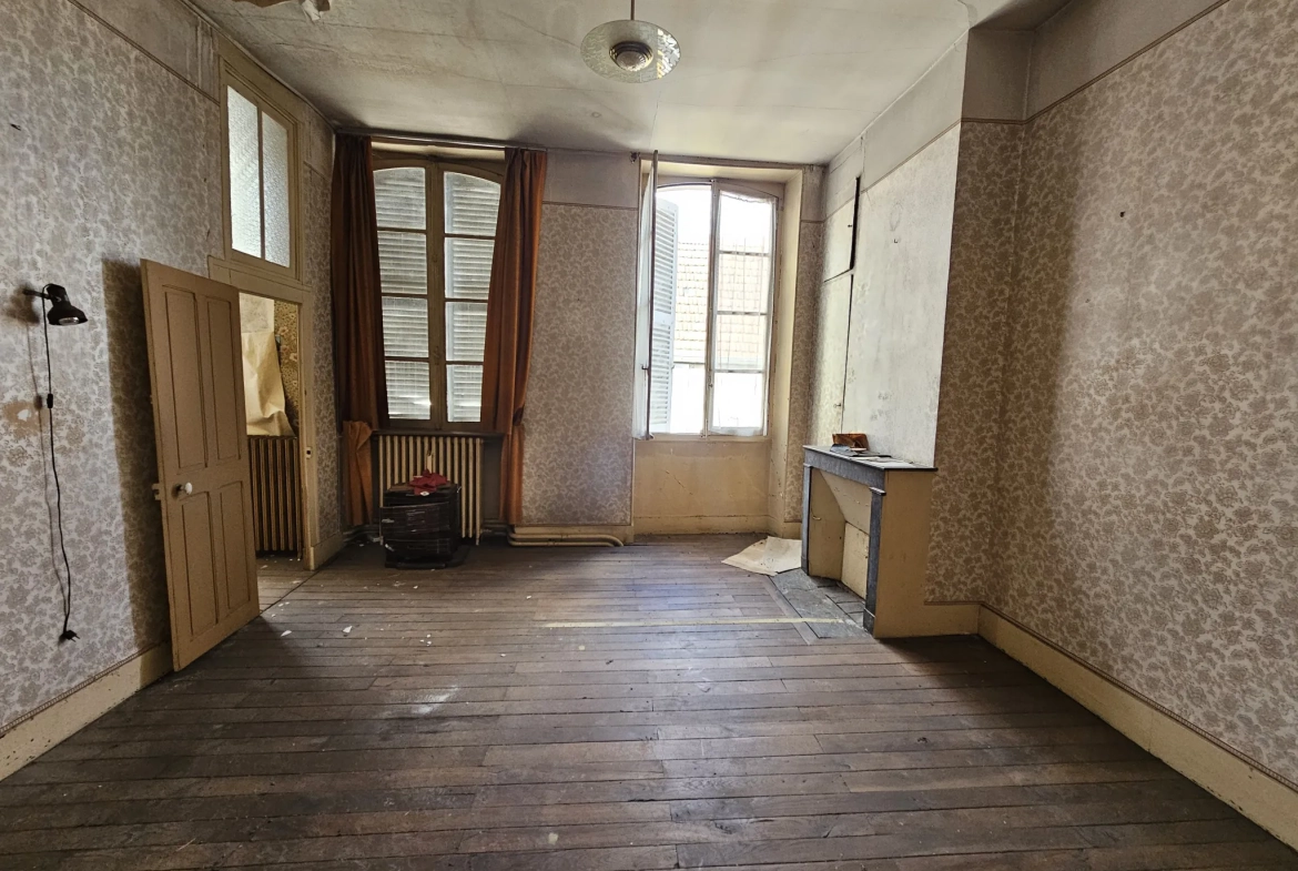 Immeuble en centre-ville de Saint-Amand-Montrond avec cour, garage et logement indépendant 