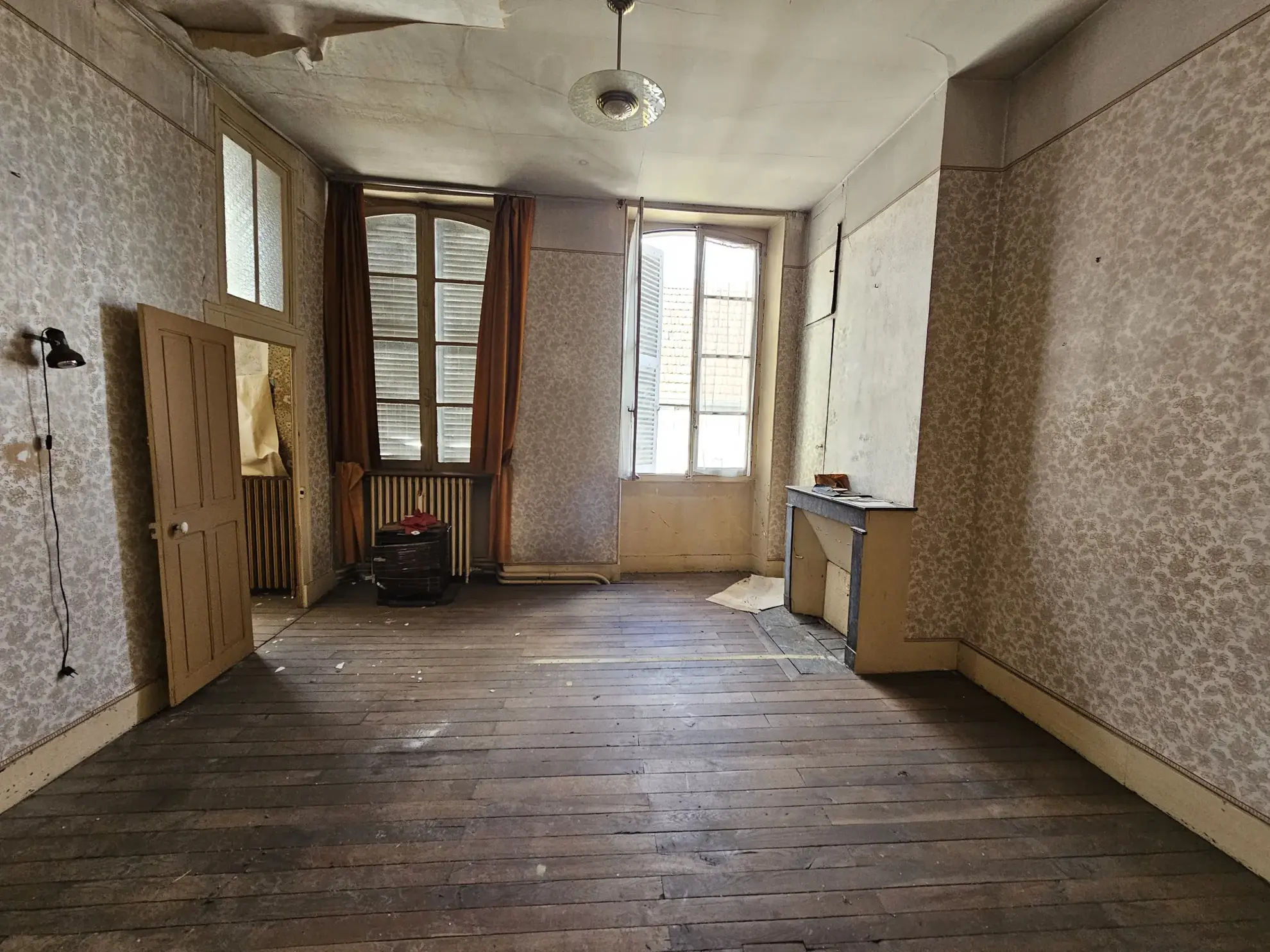 Immeuble en centre-ville de Saint-Amand-Montrond avec cour, garage et logement indépendant 