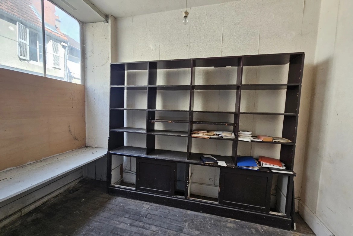 Immeuble en centre-ville de Saint-Amand-Montrond avec cour, garage et logement indépendant 