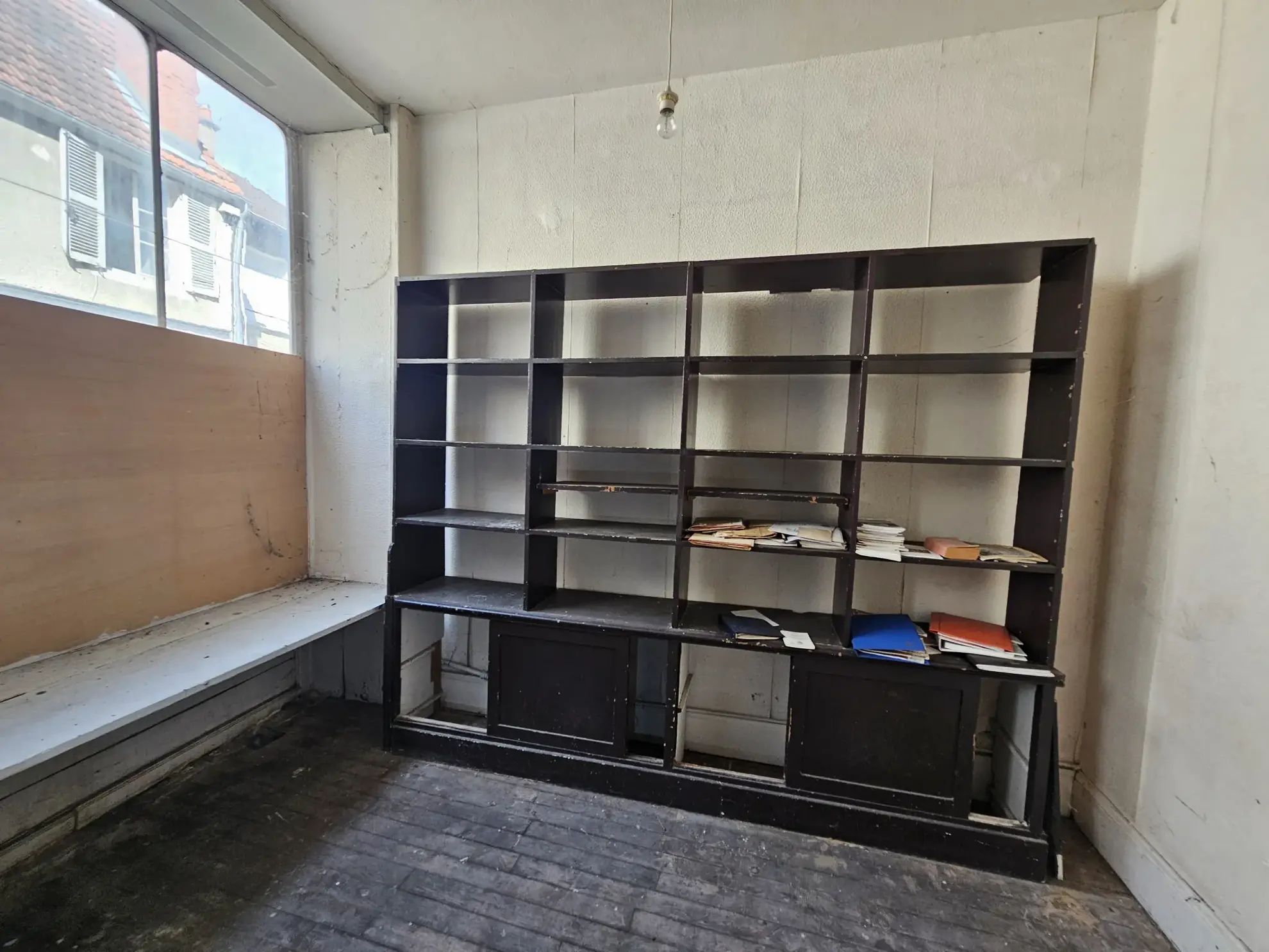 Immeuble en centre-ville de Saint-Amand-Montrond avec cour, garage et logement indépendant 