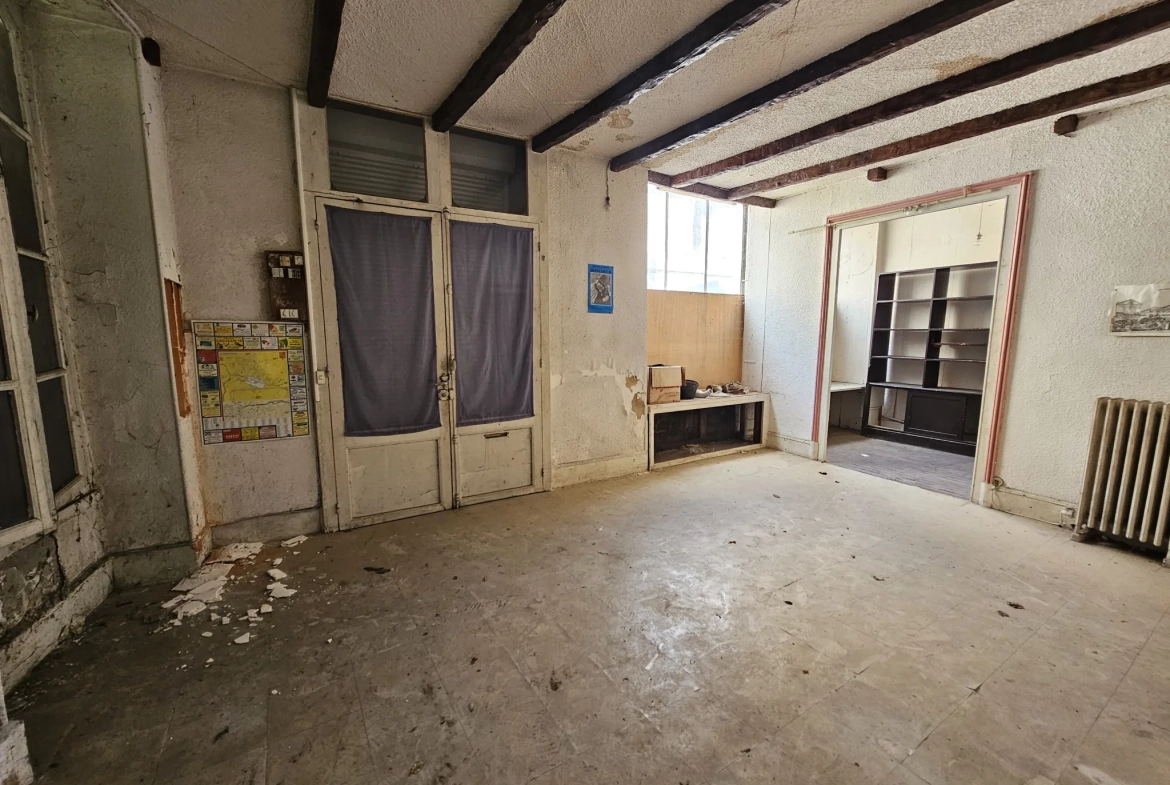 Immeuble en centre-ville de Saint-Amand-Montrond avec cour, garage et logement indépendant 