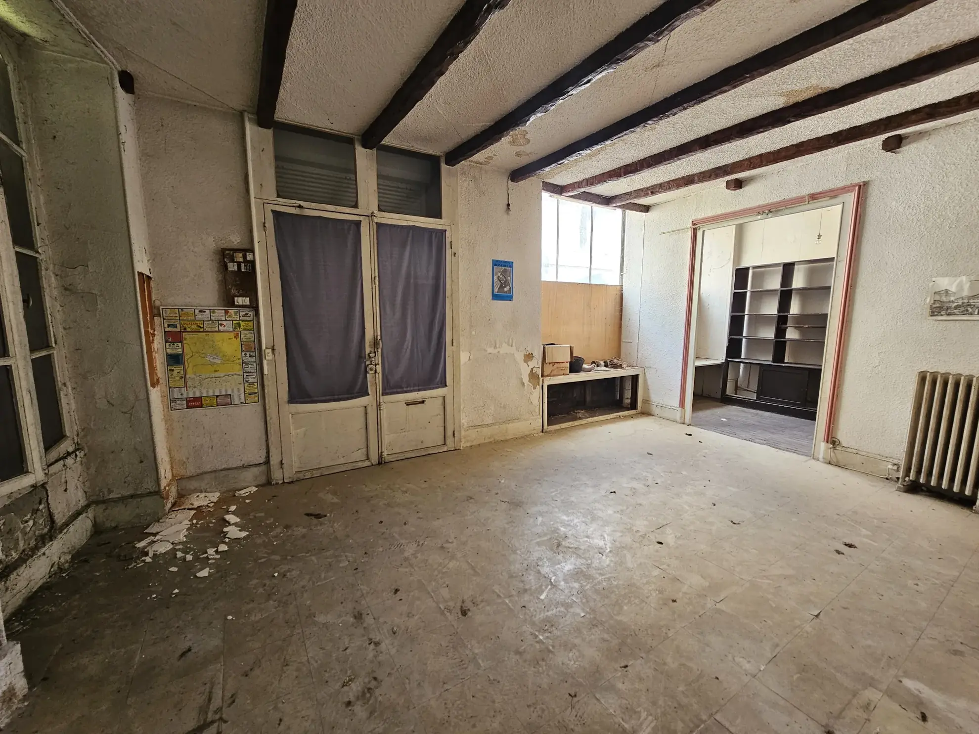 Immeuble en centre-ville de Saint-Amand-Montrond avec cour, garage et logement indépendant 