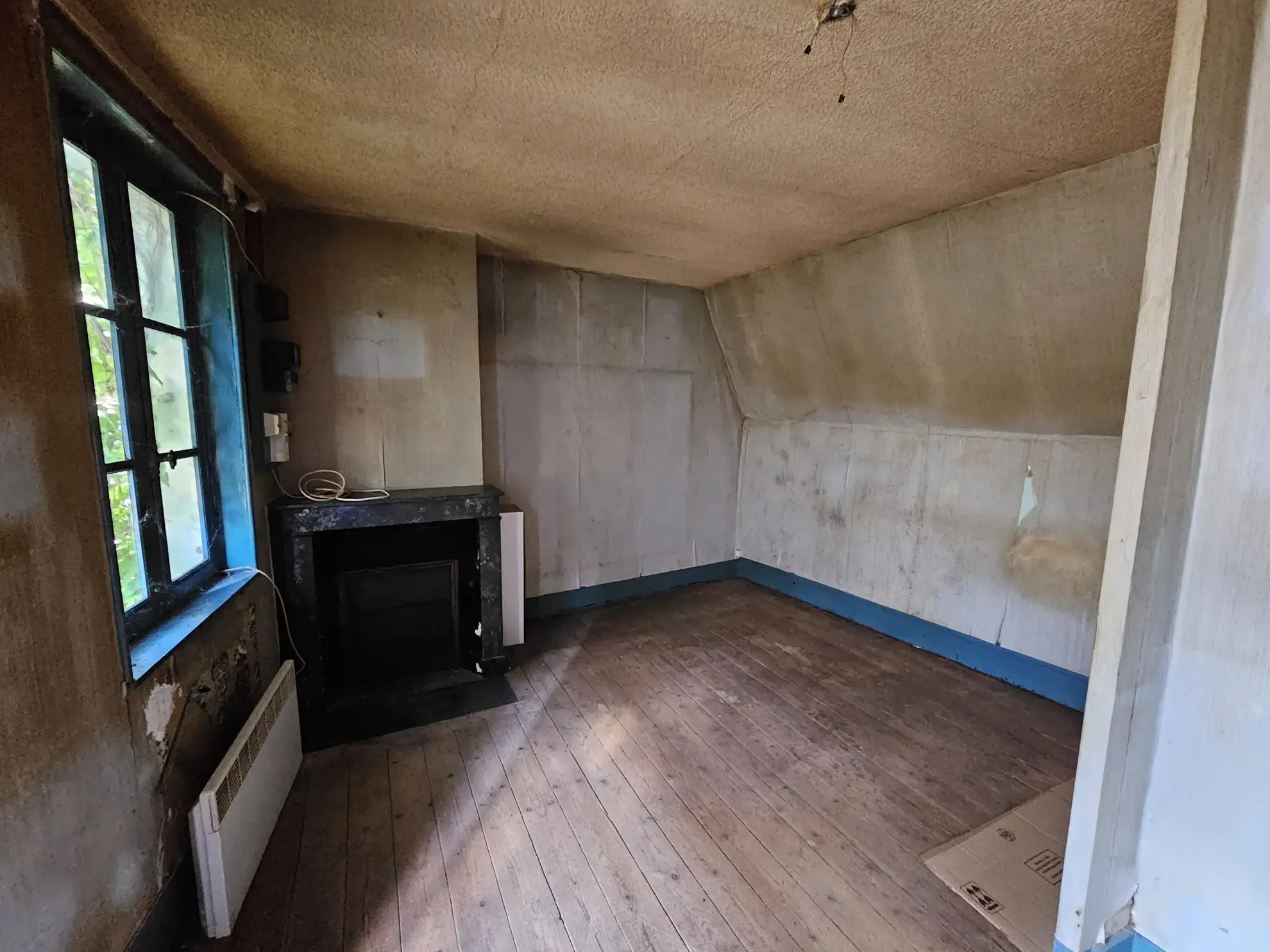 Immeuble en centre-ville de Saint-Amand-Montrond avec cour, garage et logement indépendant 
