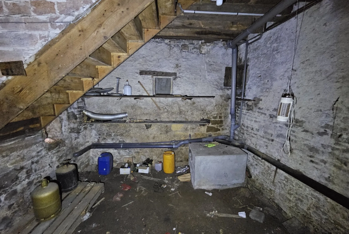 Immeuble en centre-ville de Saint-Amand-Montrond avec cour, garage et logement indépendant 