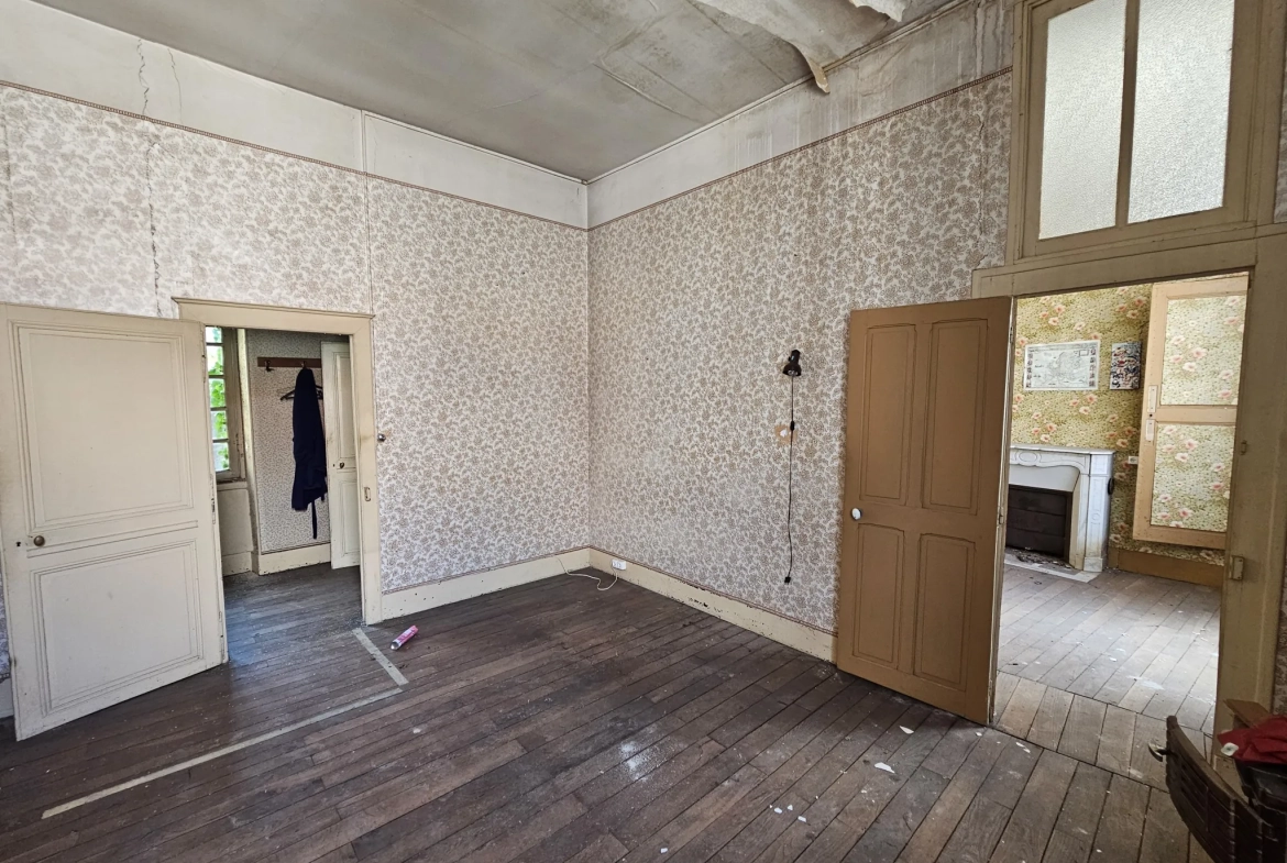 Immeuble en centre-ville de Saint-Amand-Montrond avec cour, garage et logement indépendant 