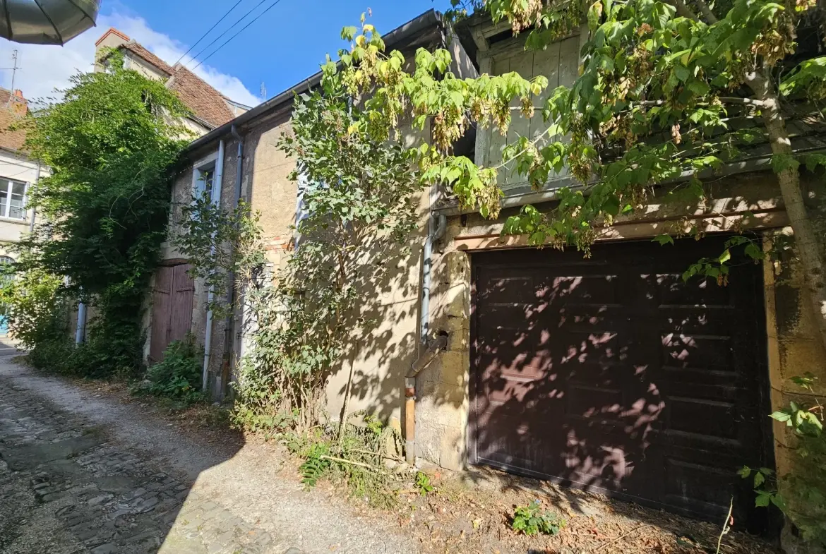 Immeuble en centre-ville de Saint-Amand-Montrond avec cour, garage et logement indépendant 