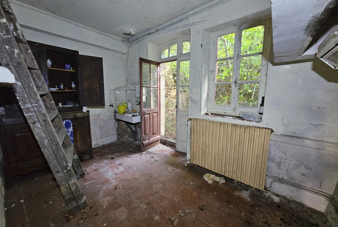 Immeuble en centre-ville de Saint-Amand-Montrond avec cour, garage et logement indépendant 