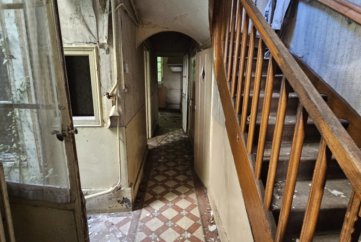 Immeuble en centre-ville de Saint-Amand-Montrond avec cour, garage et logement indépendant 