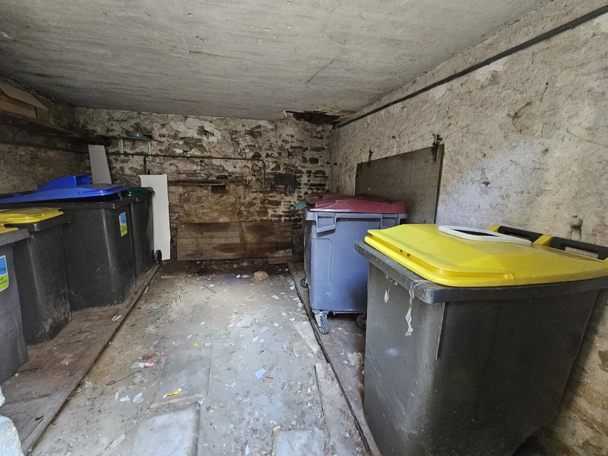 Immeuble en centre-ville de Saint-Amand-Montrond avec cour, garage et logement indépendant 