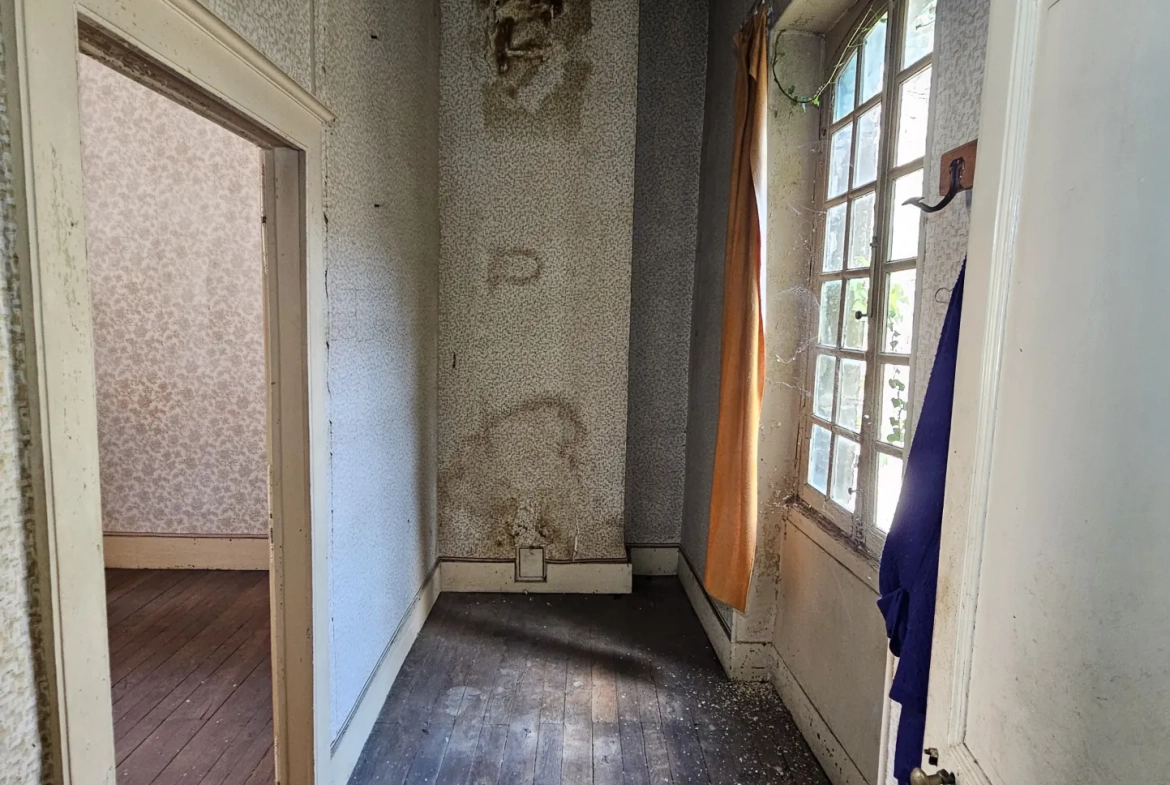 Immeuble en centre-ville de Saint-Amand-Montrond avec cour, garage et logement indépendant 