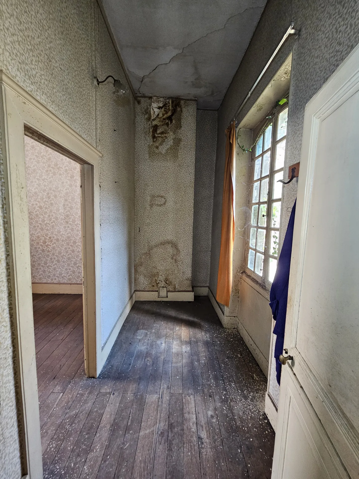 Immeuble en centre-ville de Saint-Amand-Montrond avec cour, garage et logement indépendant 