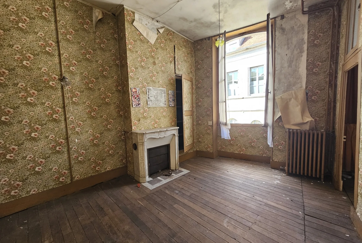 Immeuble en centre-ville de Saint-Amand-Montrond avec cour, garage et logement indépendant 