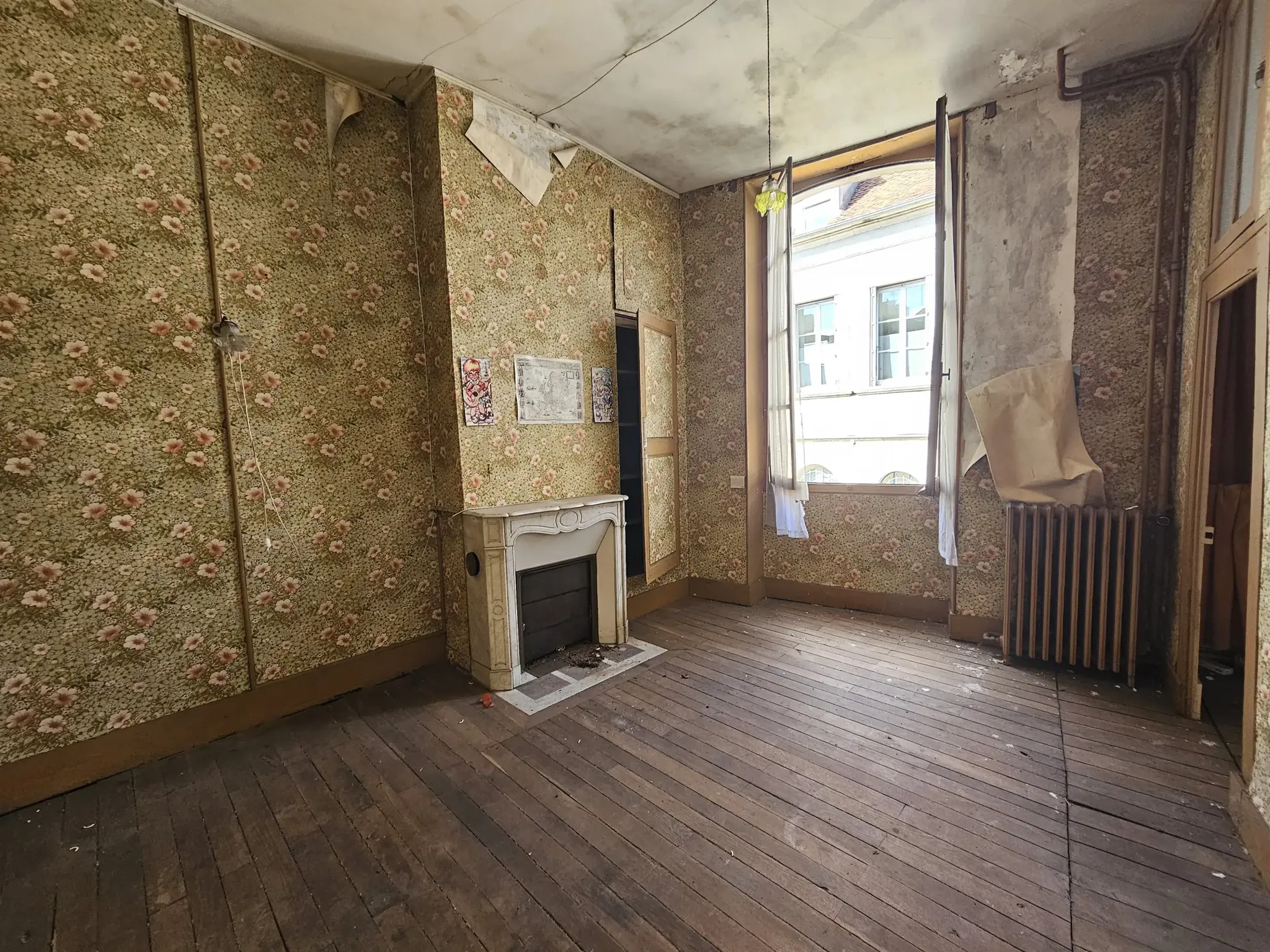 Immeuble en centre-ville de Saint-Amand-Montrond avec cour, garage et logement indépendant 