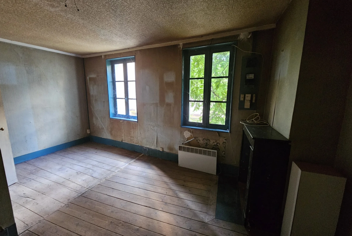 Immeuble en centre-ville de Saint-Amand-Montrond avec cour, garage et logement indépendant 