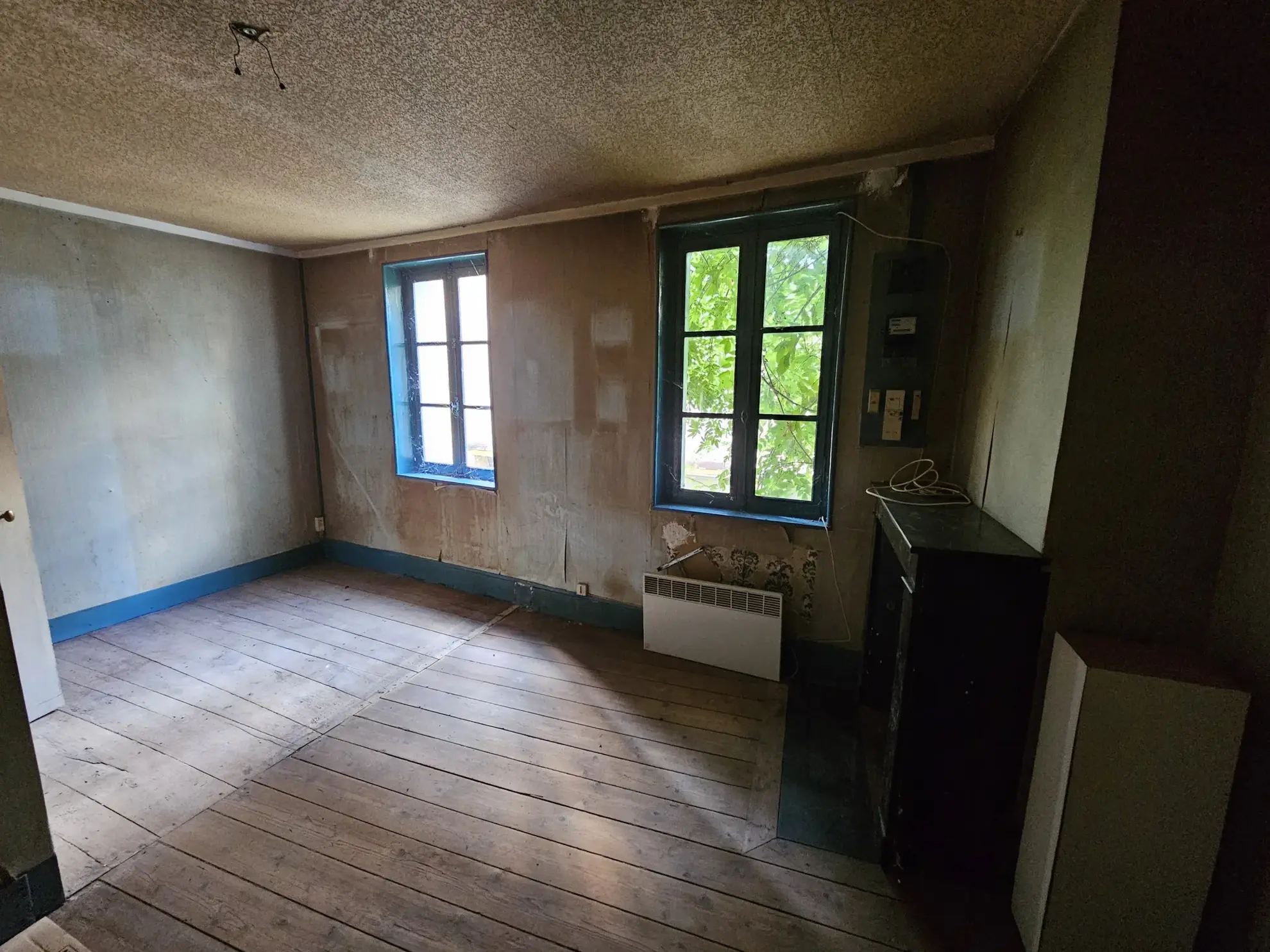 Immeuble en centre-ville de Saint-Amand-Montrond avec cour, garage et logement indépendant 