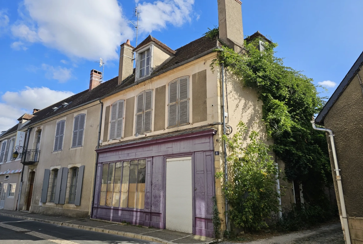 Immeuble en centre-ville de Saint-Amand-Montrond avec cour, garage et logement indépendant 