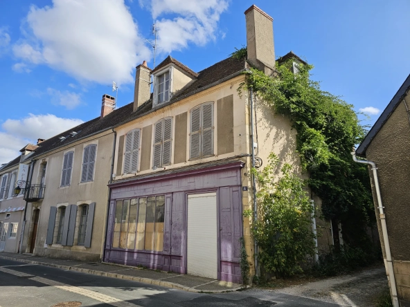 Immeuble en centre-ville de Saint-Amand-Montrond avec cour, garage et logement indépendant