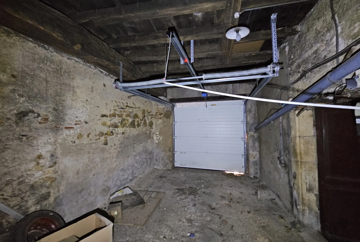 Immeuble en centre-ville de Saint-Amand-Montrond avec cour, garage et logement indépendant 