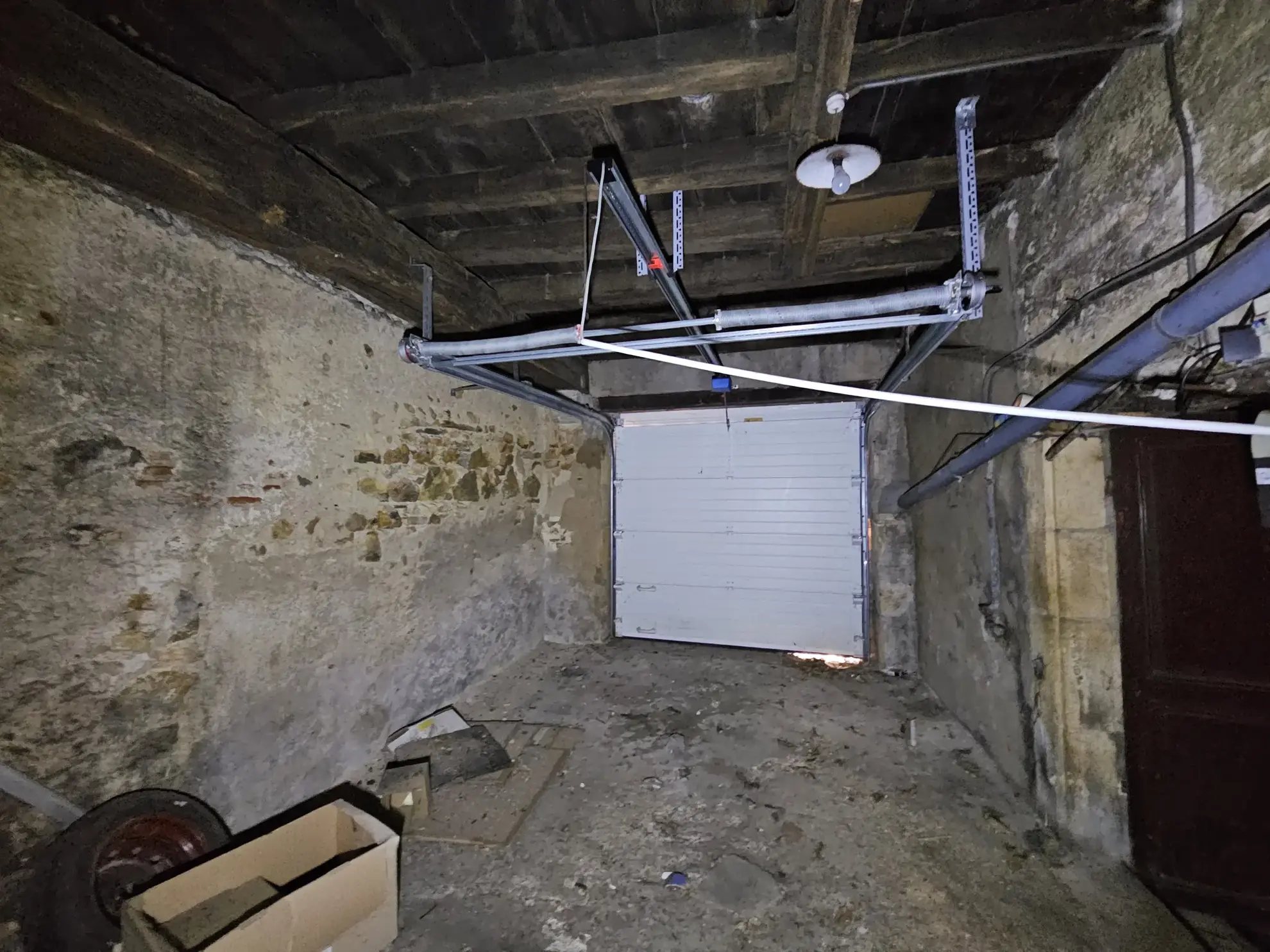 Immeuble en centre-ville de Saint-Amand-Montrond avec cour, garage et logement indépendant 