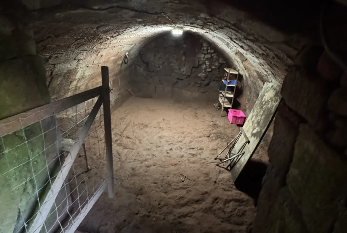 Charmante maison en pierres avec grande cuisine, 3 chambres et dépendances à Louignac 