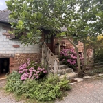 Charmante maison en pierres avec grande cuisine, 3 chambres et dépendances à Louignac
