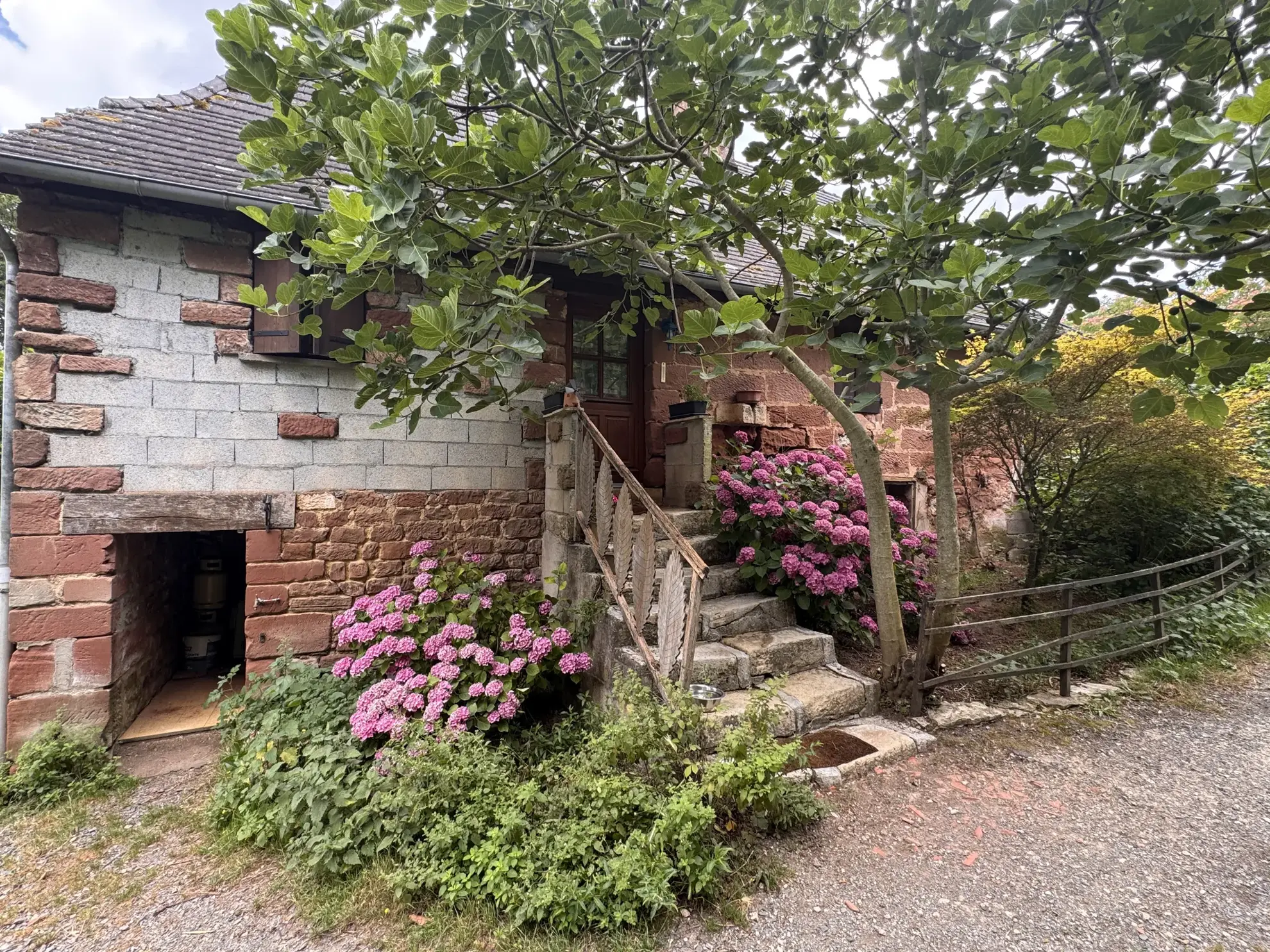 Charmante maison en pierres avec grande cuisine, 3 chambres et dépendances à Louignac 