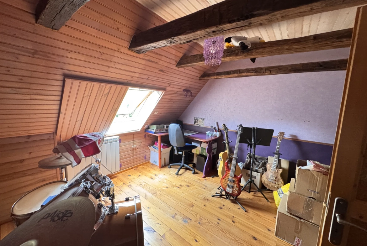 Charmante maison en pierres avec grande cuisine, 3 chambres et dépendances à Louignac 