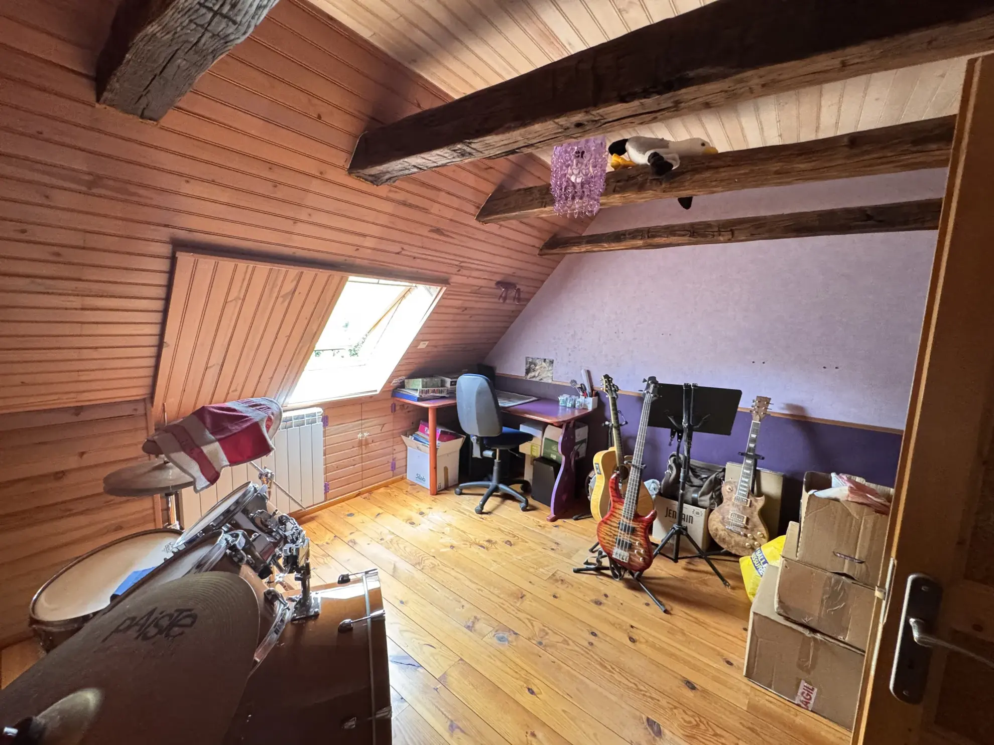 Charmante maison en pierres avec grande cuisine, 3 chambres et dépendances à Louignac 