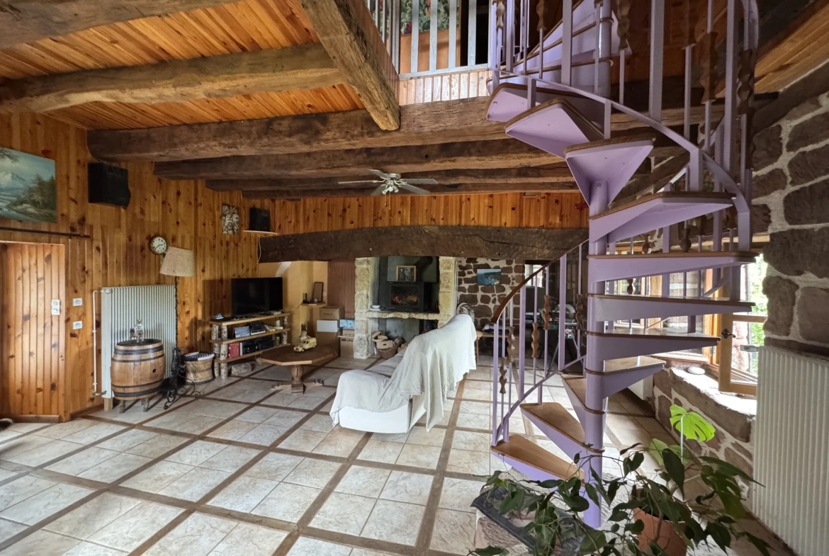 Charmante maison en pierres avec grande cuisine, 3 chambres et dépendances à Louignac 