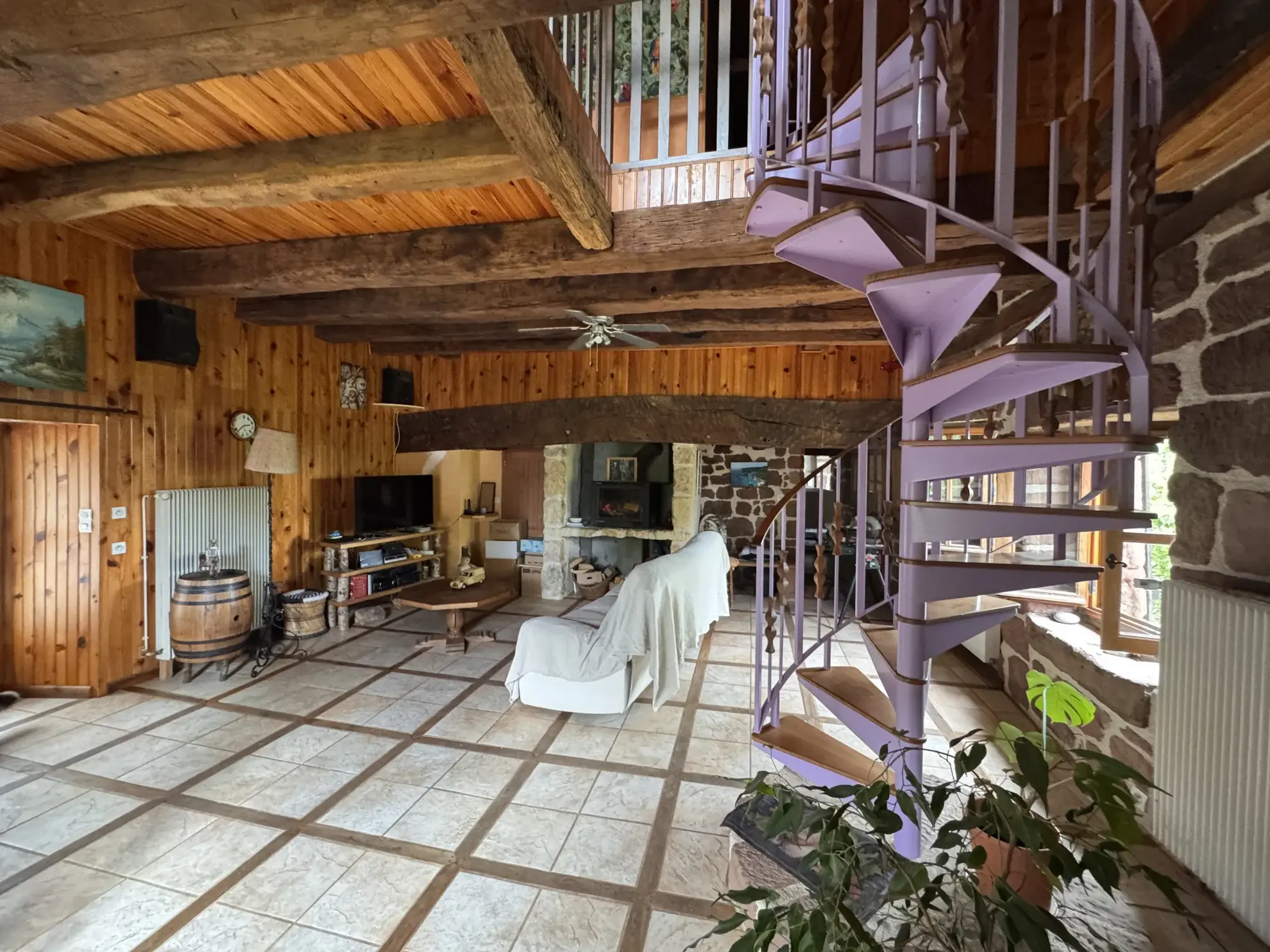 Charmante maison en pierres avec grande cuisine, 3 chambres et dépendances à Louignac 