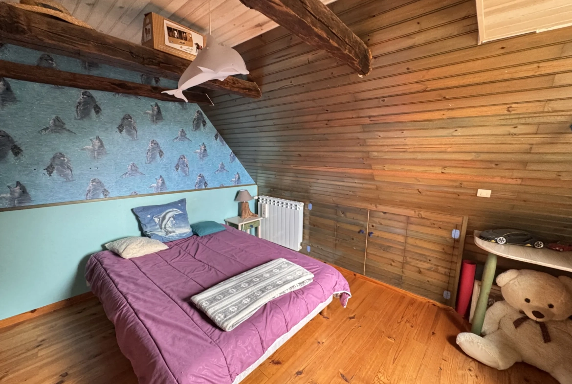 Charmante maison en pierres avec grande cuisine, 3 chambres et dépendances à Louignac 