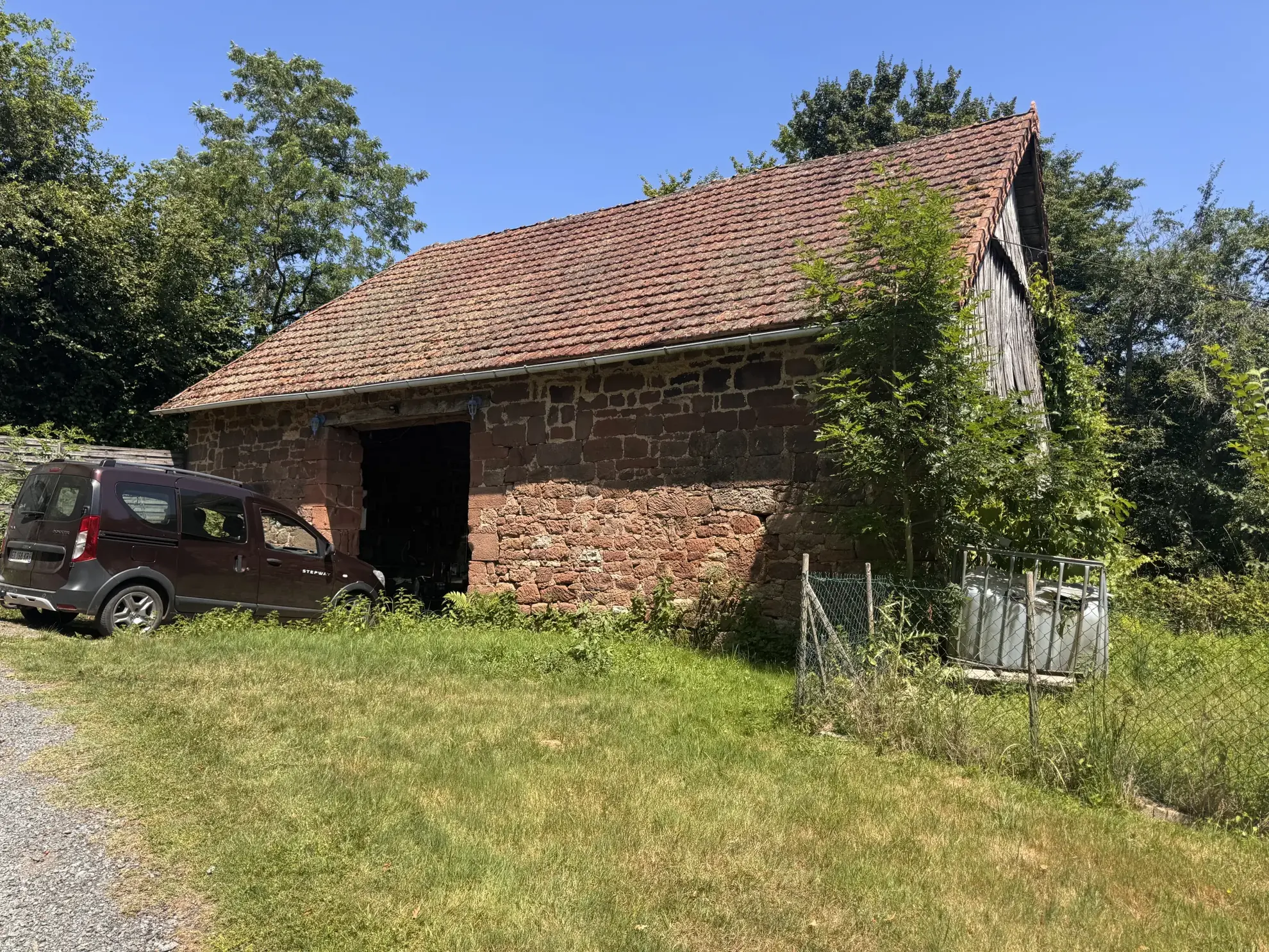 Charmante maison en pierres avec grande cuisine, 3 chambres et dépendances à Louignac 