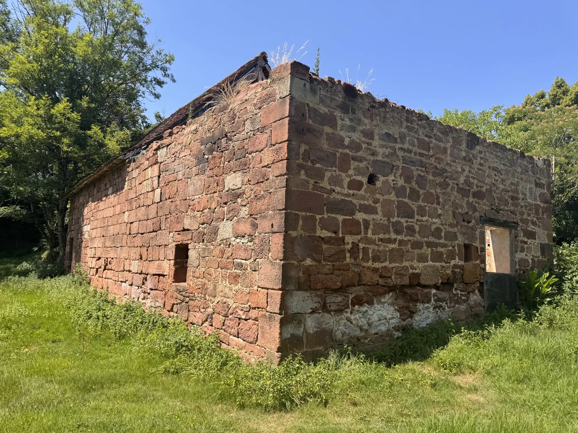 Charmante maison en pierres avec grande cuisine, 3 chambres et dépendances à Louignac 