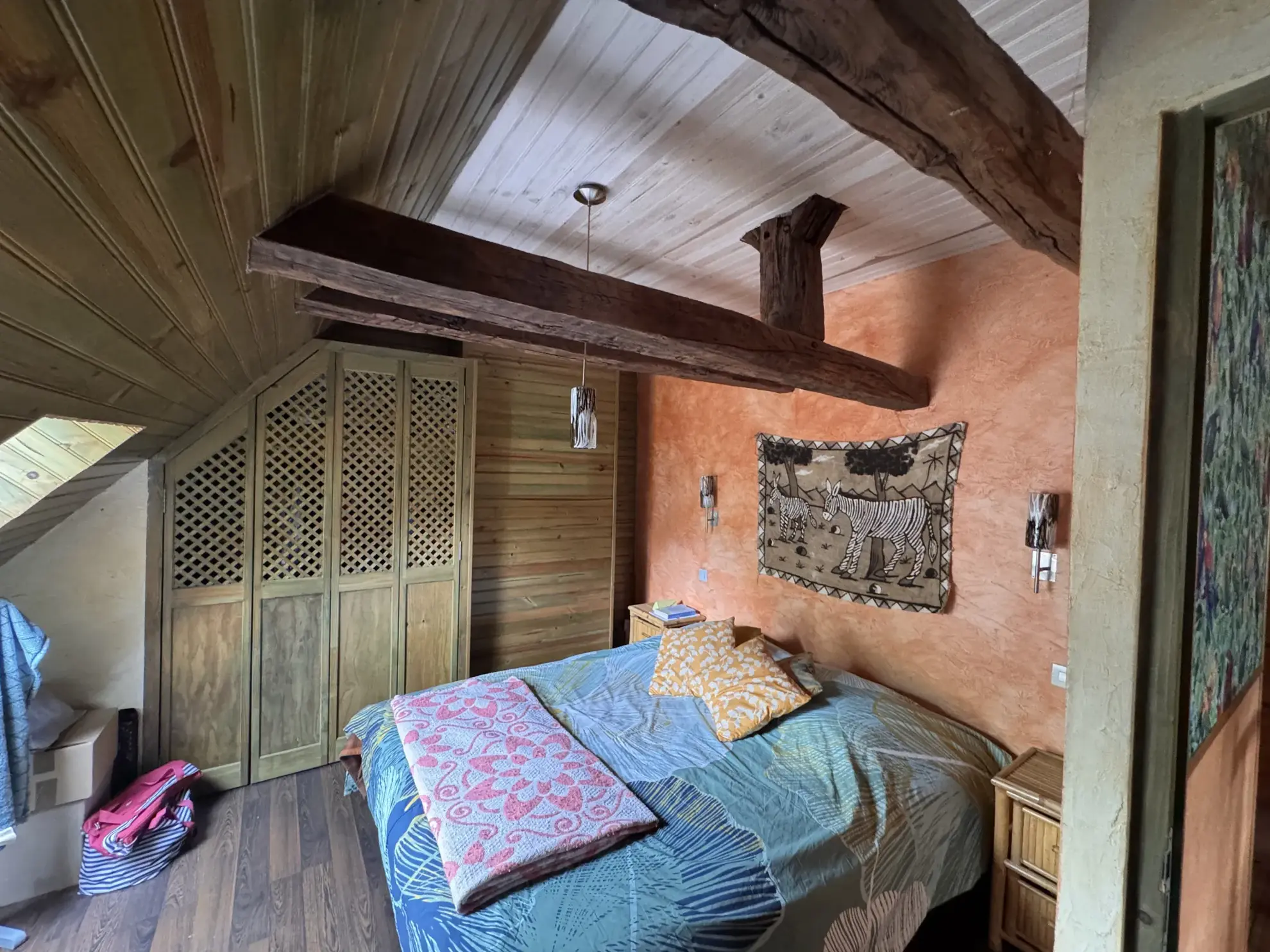 Charmante maison en pierres avec grande cuisine, 3 chambres et dépendances à Louignac 