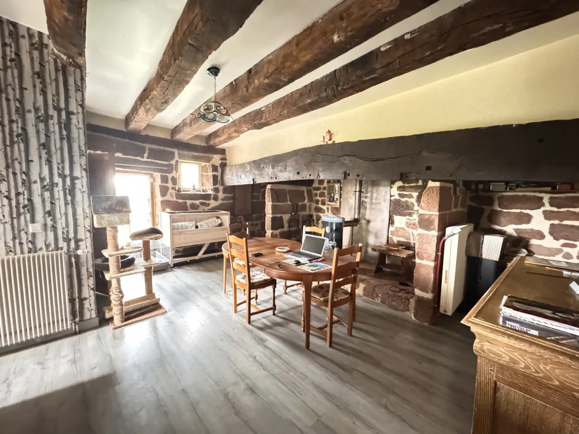 Charmante maison en pierres avec grande cuisine, 3 chambres et dépendances à Louignac 