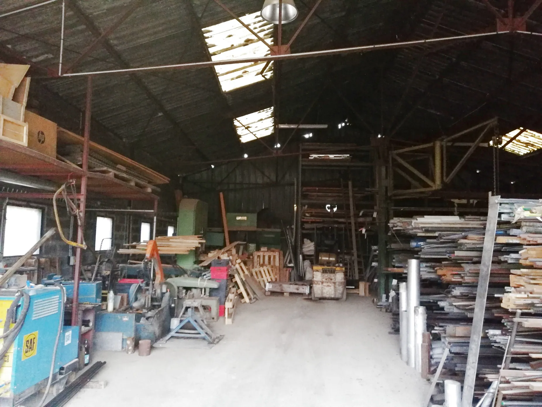Local industriel à Nevers Sud avec terrain de 2172 m² et accès double rue 