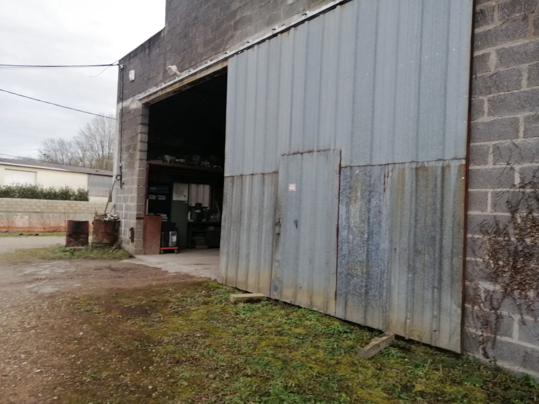 Local industriel à Nevers Sud avec terrain de 2172 m² et accès double rue 