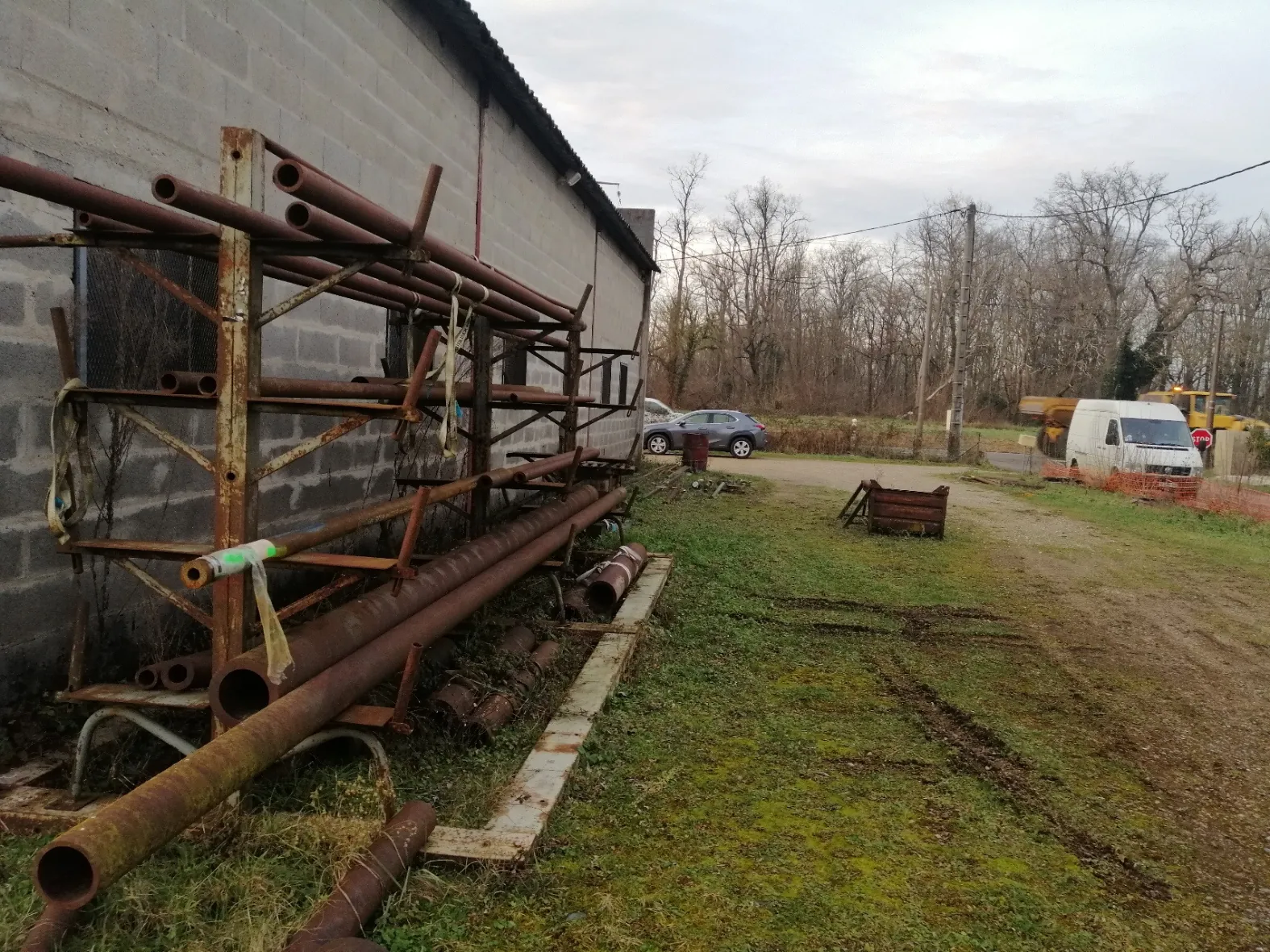 Local industriel à Nevers Sud avec terrain de 2172 m² et accès double rue 