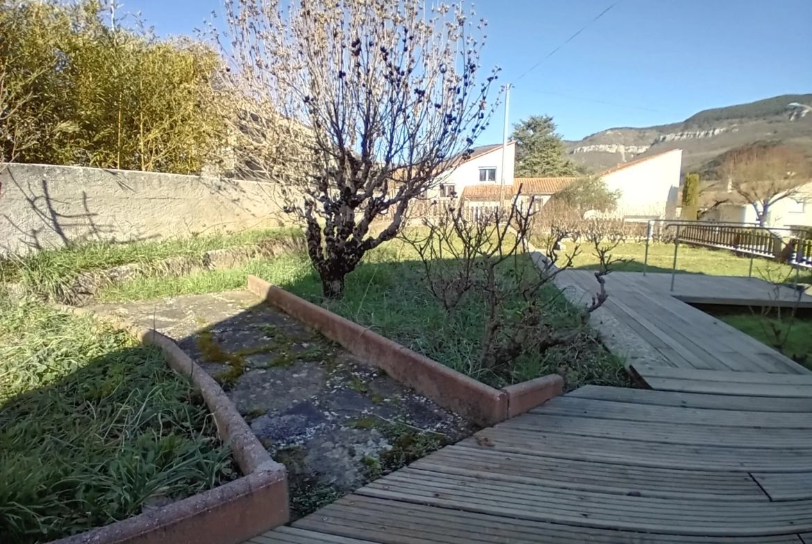 Maison familiale à Millau avec 4 chambres, jardin et garage - Secteur Millau 