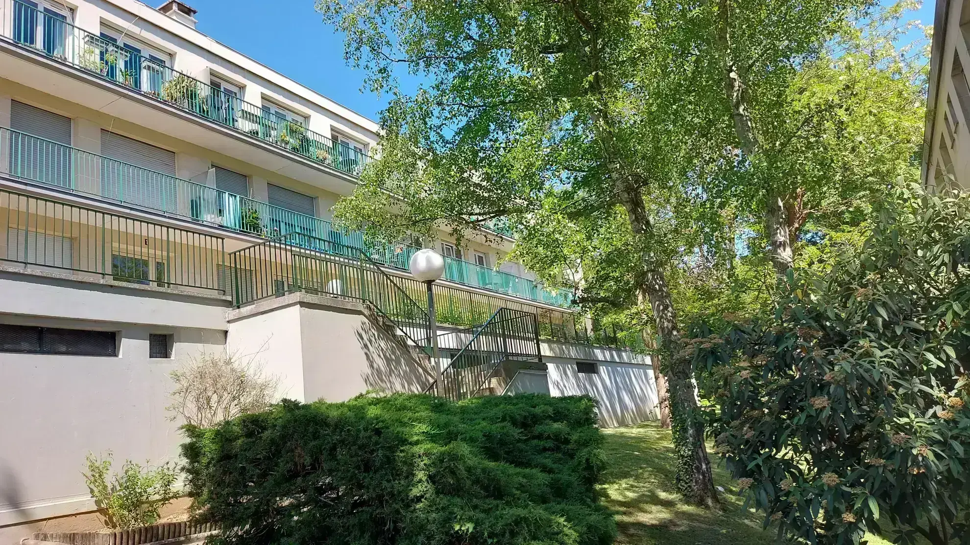 Grand studio lumineux à vendre à Le Port-Marly avec cave et box, idéal investisseur 