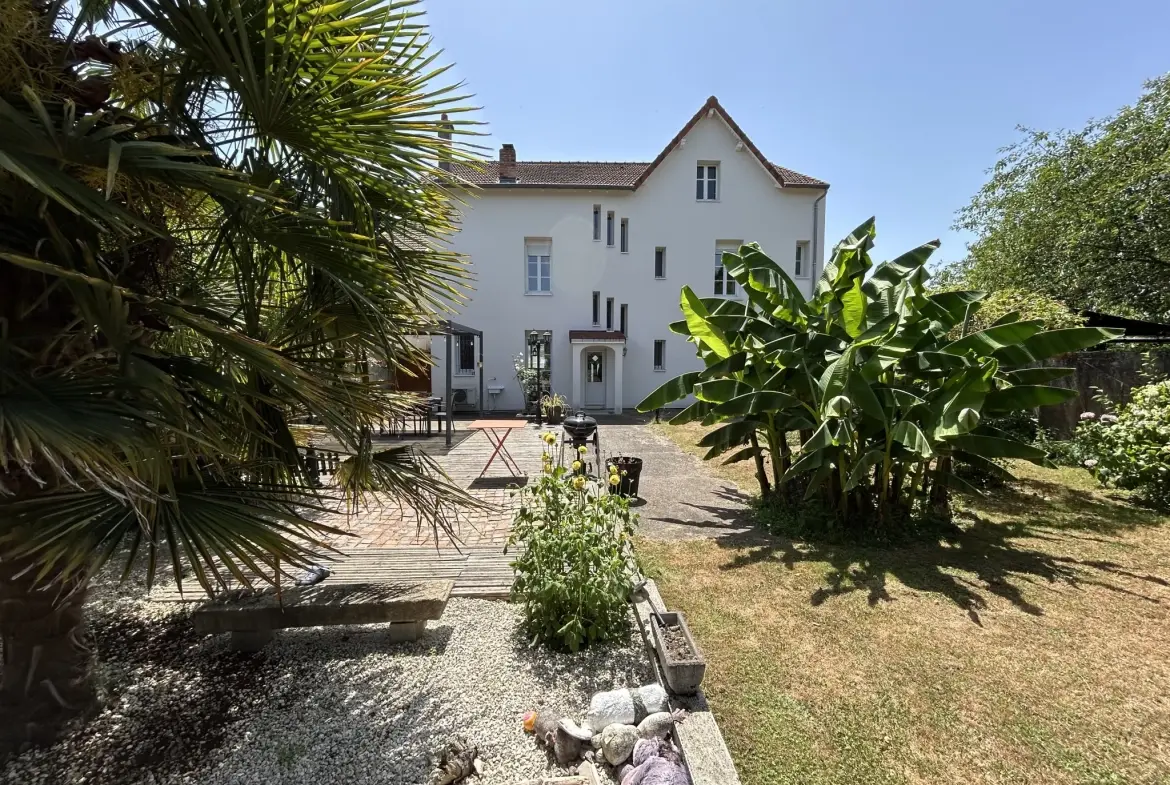 Magnifique maison de caractère de 195 m² à Puy-Guillaume proche centre-ville 
