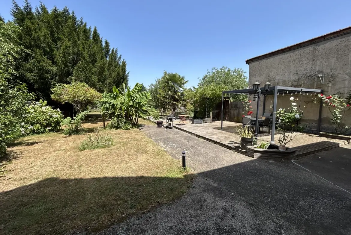 Magnifique maison de caractère de 195 m² à Puy-Guillaume proche centre-ville 