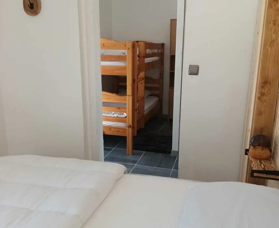 Appartement 2 pièces rénové avec balcon et vue sur la montagne à Egat 