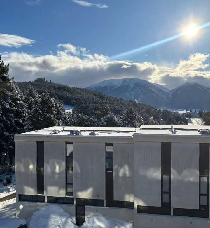 Appartement 2 pièces rénové avec balcon et vue sur la montagne à Egat 
